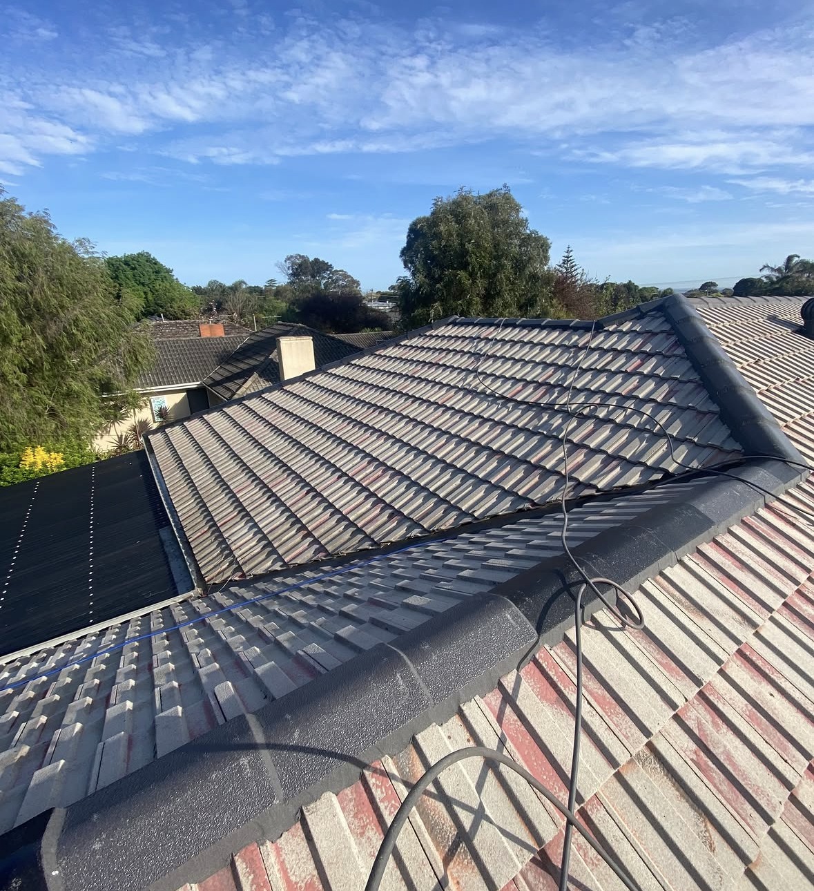 The original weathered and faded roof in Frankston South
